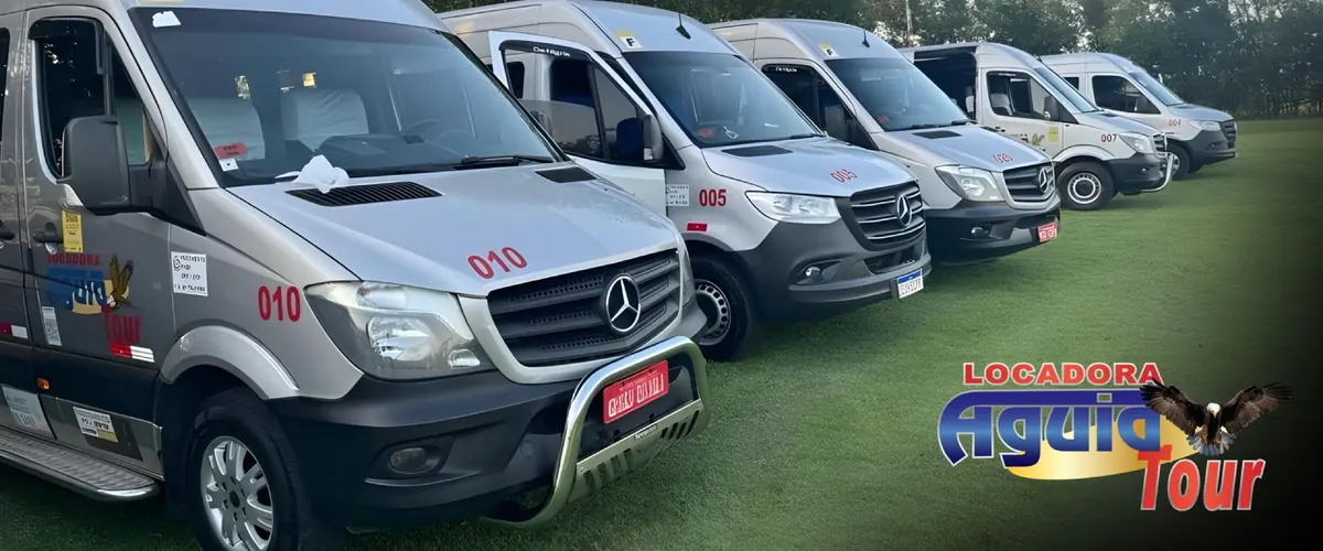 Frota de vans executivas da Águia Tour Locadora enfileiradas