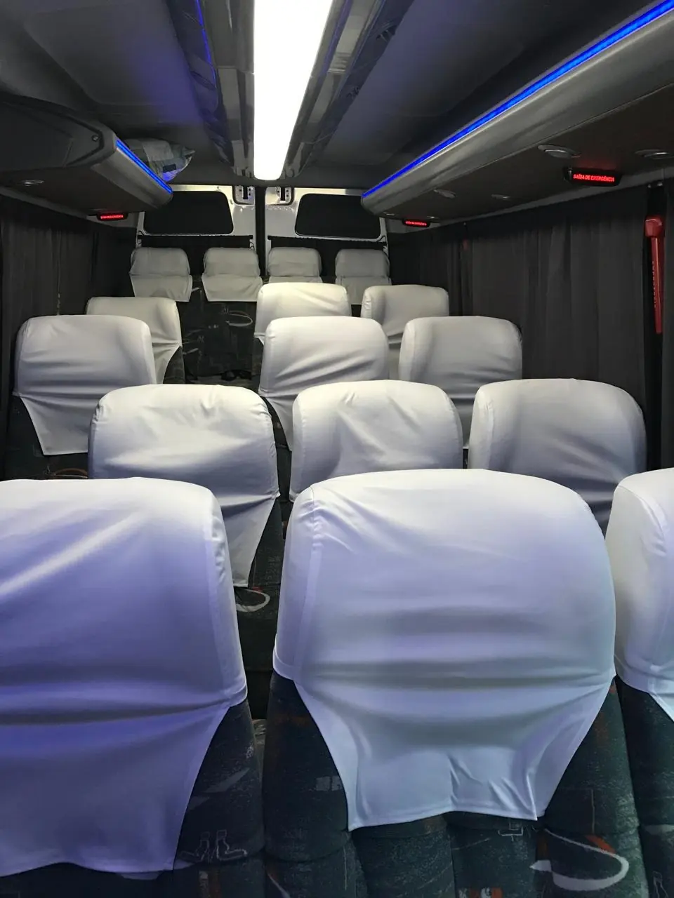 Poltronas confortáveis no interior da van