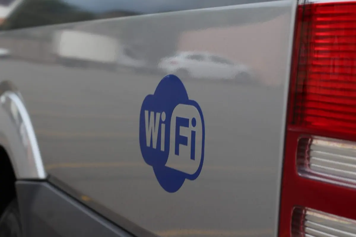 Adesivo de Wi-Fi a bordo na lateral da van